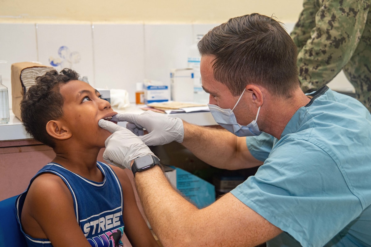 Dentista examinando los dientes de un niño