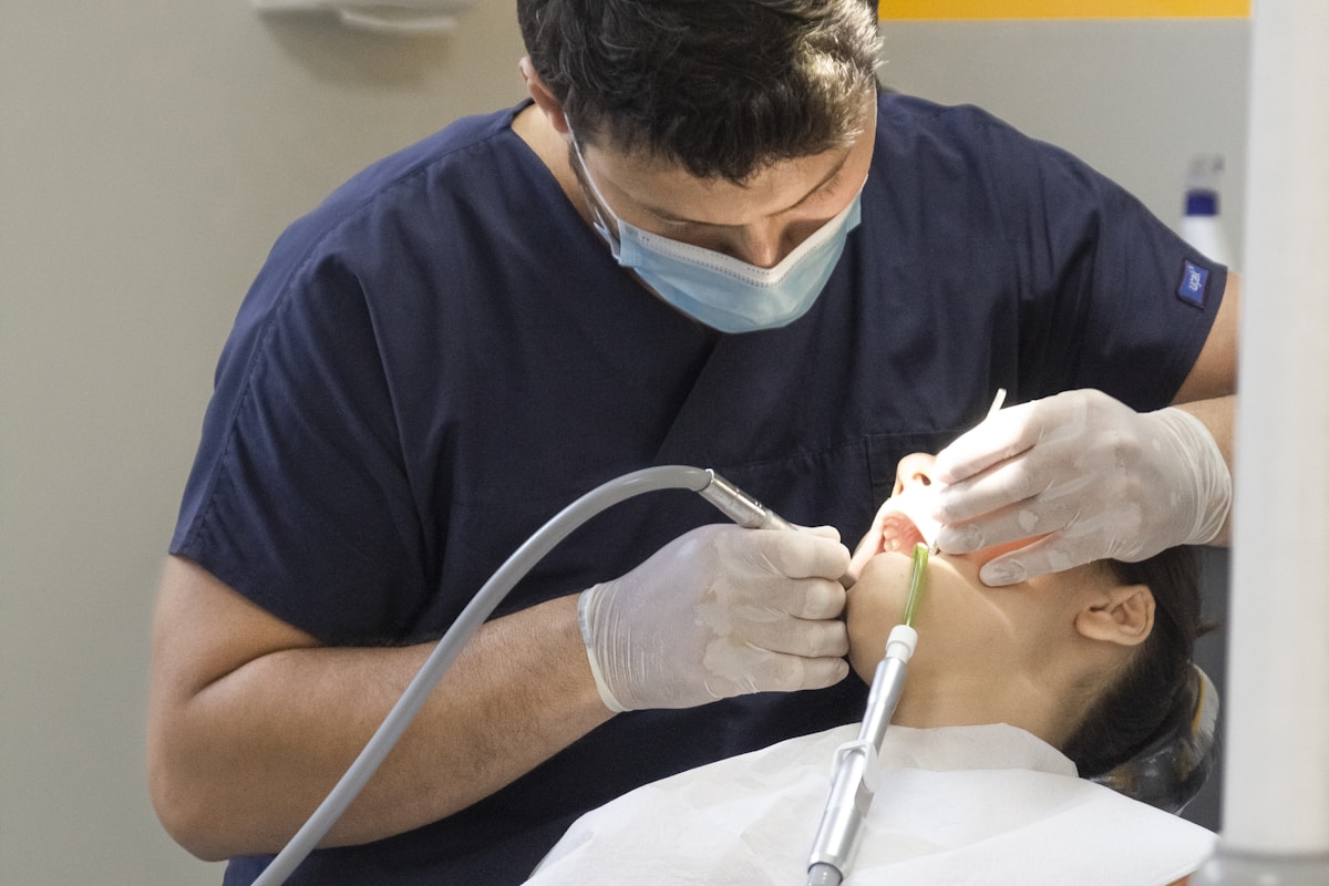 Odontólogo realizando tratamiento periodontal